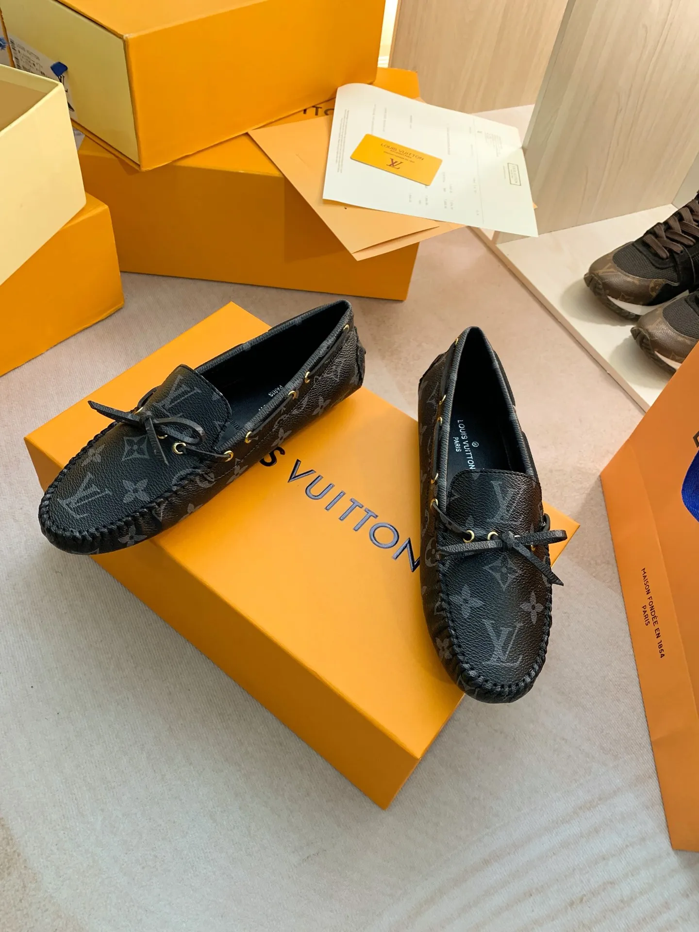 p460💰Couple model❤️🇫🇷 𝙇𝙤𝙪𝙞𝙨 𝙑𝙪𝙞𝙩𝙩𝙤𝙣 🇫🇷Louis Vuitton 2023 Classic𝓛𝓿 𝓣𝓻𝓪𝓲𝓷𝓮𝓻 Sports Series ➪➪➪¯ [Arizona Doudou Shoes Series] ▪️▪️▪️Arizona slip-on shoes are made of Monogram Eclipse canvas. Its hand-painted and dyed edges and hand-sewn uppers fully demonstrate Louis Vuitton's traditional shoemaking craftsmanship. This slip-on shoe is very lightweight. The integrated tongue and upper make it particularly comfortable and flexible. The soft outsole is equipped with rubber padding. Decorated with matching sash. Detailed features: ☑️Monogram Eclipse canvas ☑️Black Eclipse pattern ☑️Hand-painted shoe edges ☑️Hand-sewn uppers (each pair takes time to process) ☑️Integrated tongue and upper construction ☑️Outsole equipped with rubber lining ☑️size: 35_46